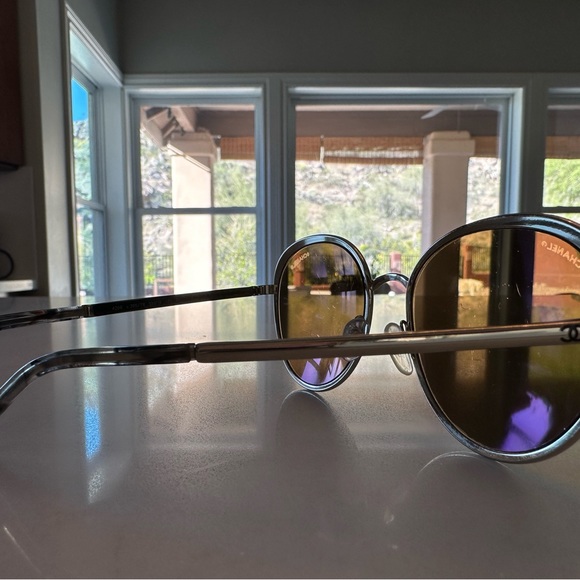 100% Authentic Chanel gold mirror aviator sunglasses with case - Picture 6 of 6